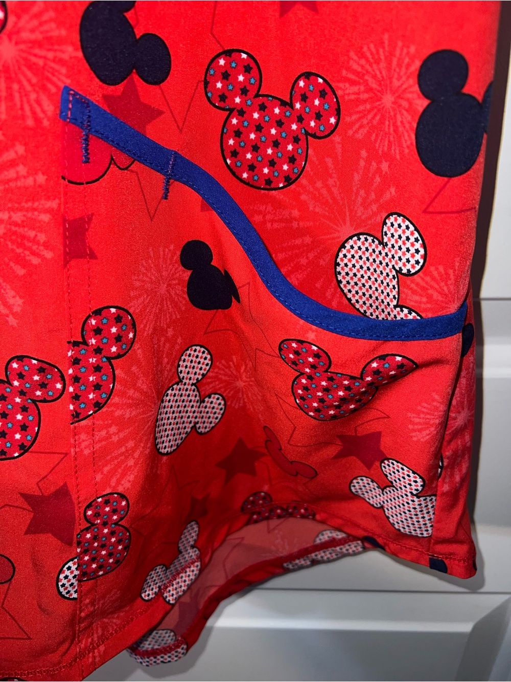 Disney Mickey Mouse Scrub Top XL Red Black White Stars - Picture 6 of 6